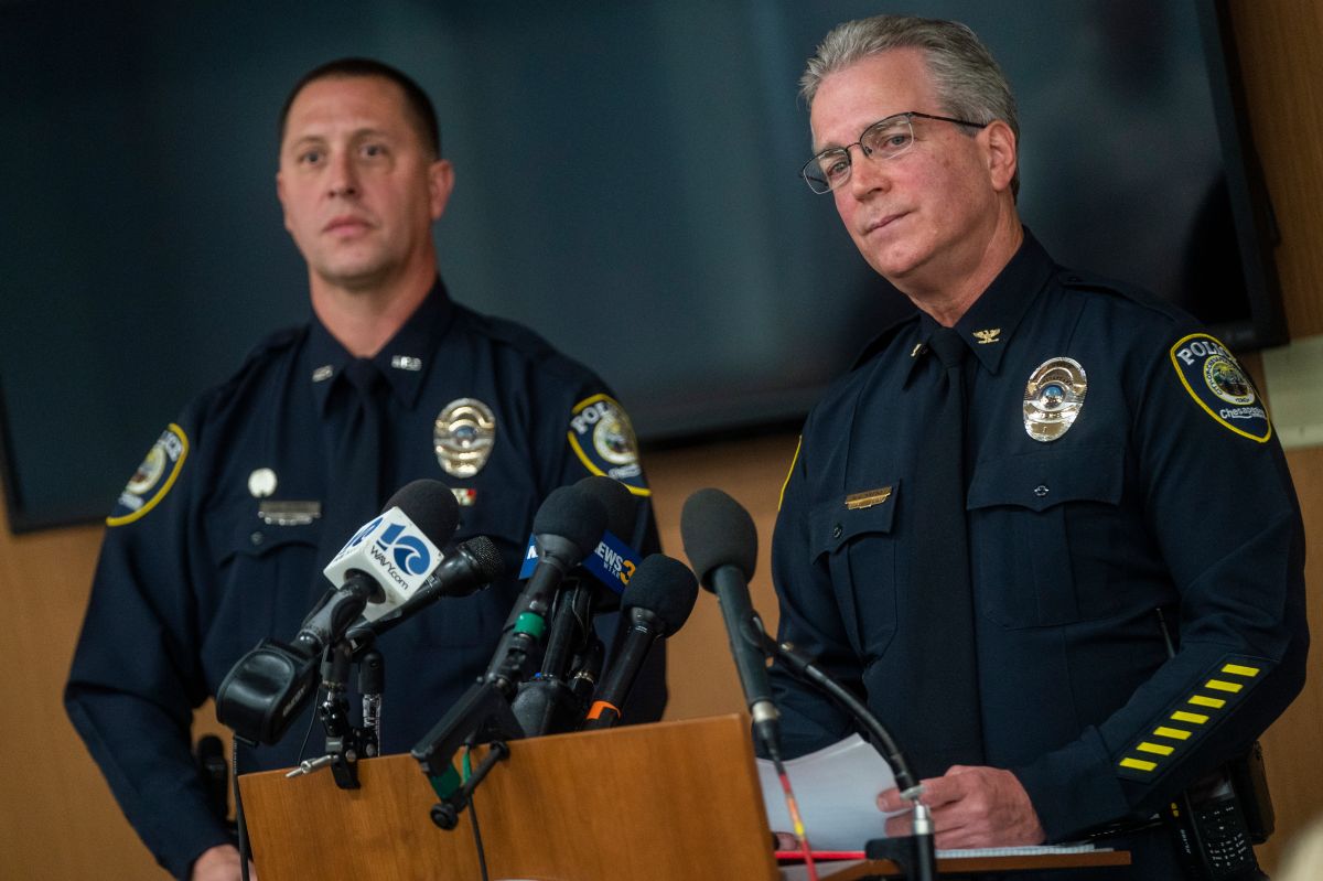 Mark Soleski (derecha), jefe de policía de Chesapeake,  junto al oficial Leo Konsinski en una conferencia de prensa este martes sobre el tiroteo en Walmart.