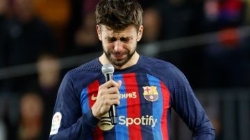 Gerard Piqué rompe en lágrimas durante su discurso de despedida ante el Camp Nou luego de disputar su último partido oficial con el FC Barcelona.