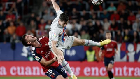 En el partido, el polaco Robert Lewandowski recibió una tarjeta roja tras abalanzarse de manera agresiva sobre un jugador rival