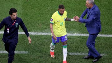Neymar sufrió un esguince durante su primer partido del Mundial.