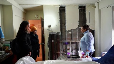 La concejal Carlina Rivera inspeccionó algunas unidades de vivienda pública.