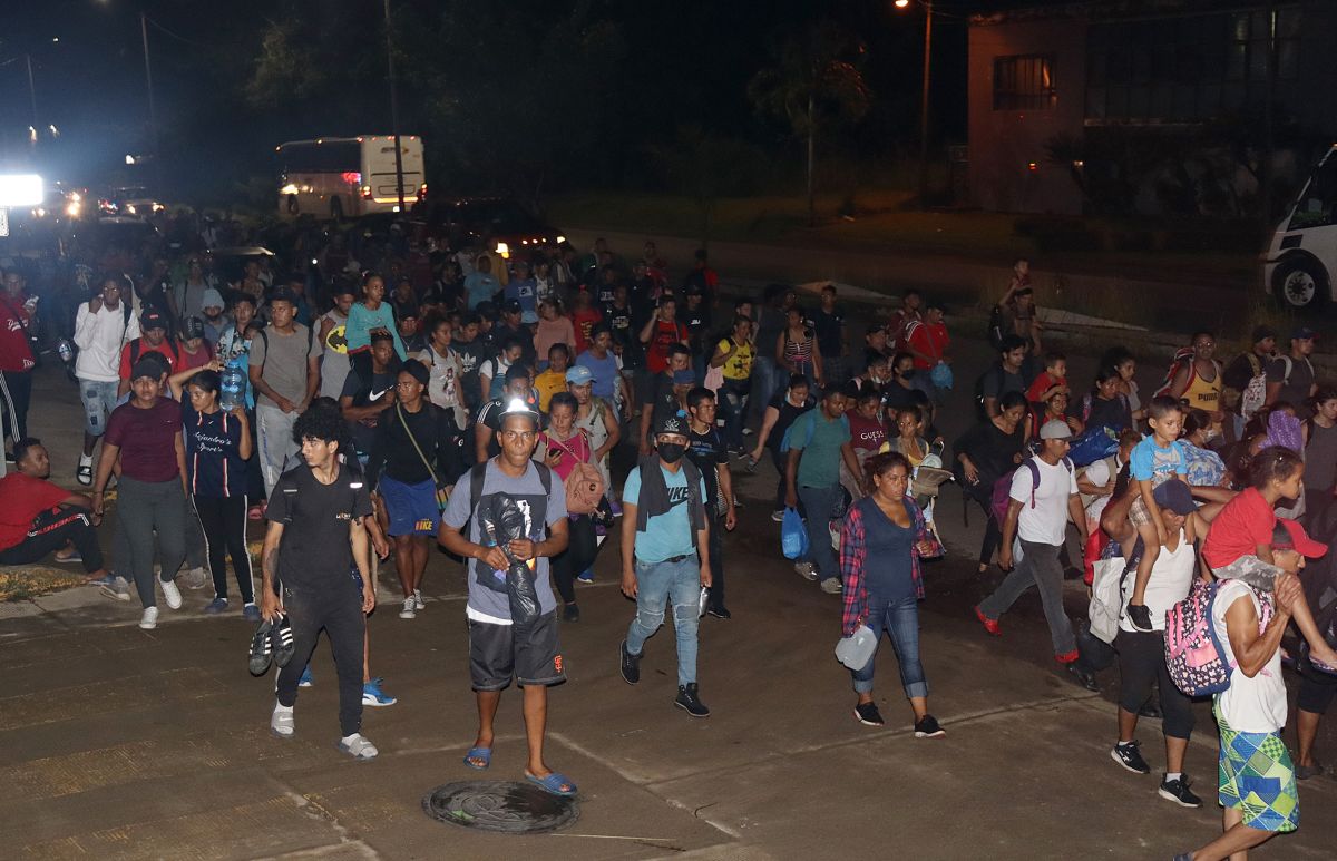 Migrantes de origen centroamericano caminan en caravana, en la ciudad de Tapachula, estado de Chiapas.