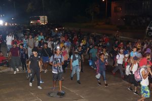 Caravana de migrantes agreden a agentes y vandalizan furgoneta en sureste de México