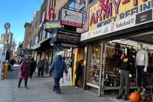 Pequeños negocios de NYC piden apoyo a compradores esta temporada de fin de año