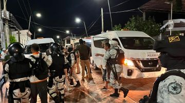 Autoridades mexicanas detienen a 300 migrantes al disolver dos caravanas