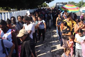 México niega permiso de tránsito a 1,000 migrantes varados en la frontera sur