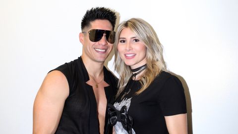 El cantante Chyno Miranda junto a Natasha Araos.