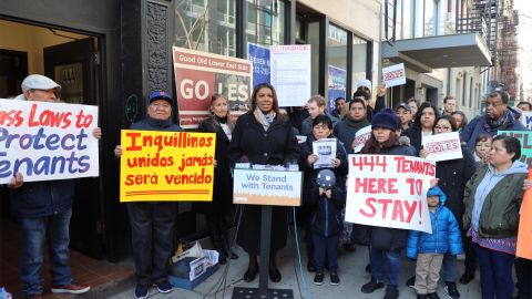 La Fiscal Letitia James en una actividad a favor de los inquilinos.