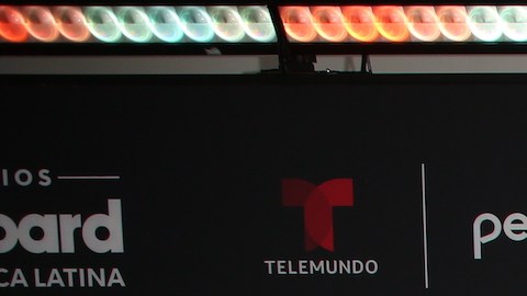 Grupo Firme fue abucheado en partido de la NFL.