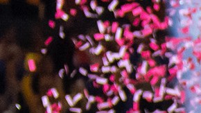 Jugadoras y cuerpo técnico de Tigres celebran con el trofeo de campeonas del Apertura 2022 de la Liga MX Femenil.
