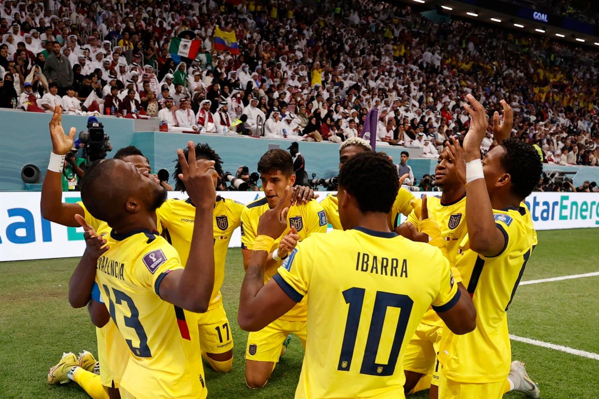 Un grupo de aficionados de Ecuador no se perdieron del partido ante Qatar pese a estar en un funeral.