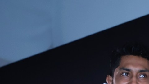 Tenoch Huerta recibe premio Sin Fronteras en el Festival Internacional de Cine de Los Cabos.