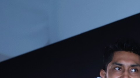 Tenoch Huerta recibe premio Sin Fronteras en el Festival Internacional de Cine de Los Cabos.