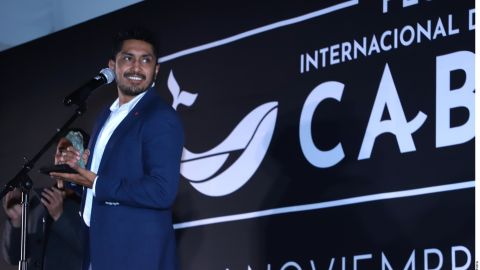 Tenoch Huerta recibe premio Sin Fronteras en el Festival Internacional de Cine de Los Cabos.