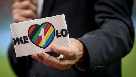 La FIFA amenazó con "sanciones ilimitadas" por el uso del brazalete arcoiris