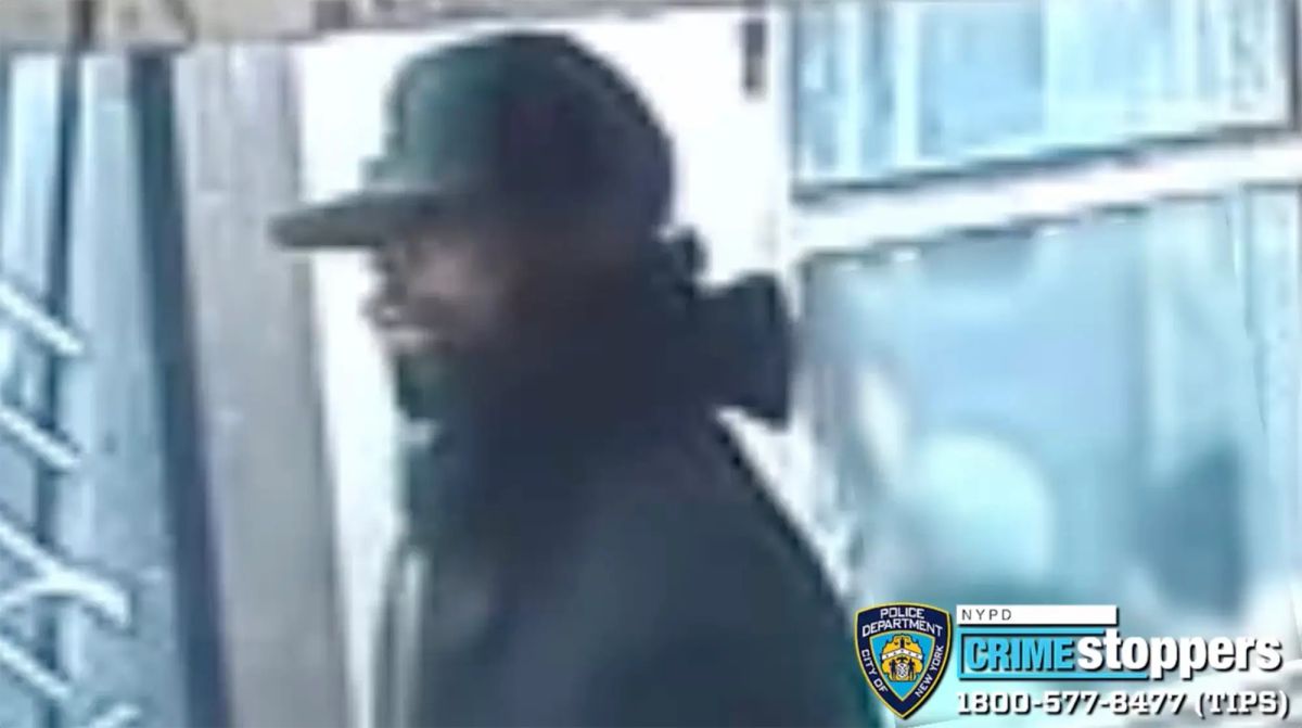 El ladrón está siendo buscado por la policía de Nueva York para ponerlo tras las rejas. 