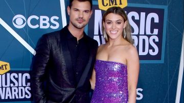 Taylor Lautner y Taylor Dome en los premios CMT Music Awards 2022.