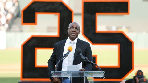 Barry Bonds durante su discurso del retiro de su número con San Francisco Giants en 2018.