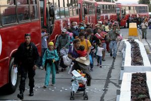 Agentes dispersan caravana de migrantes que partiría de la ciudad mexicana de Tapachula