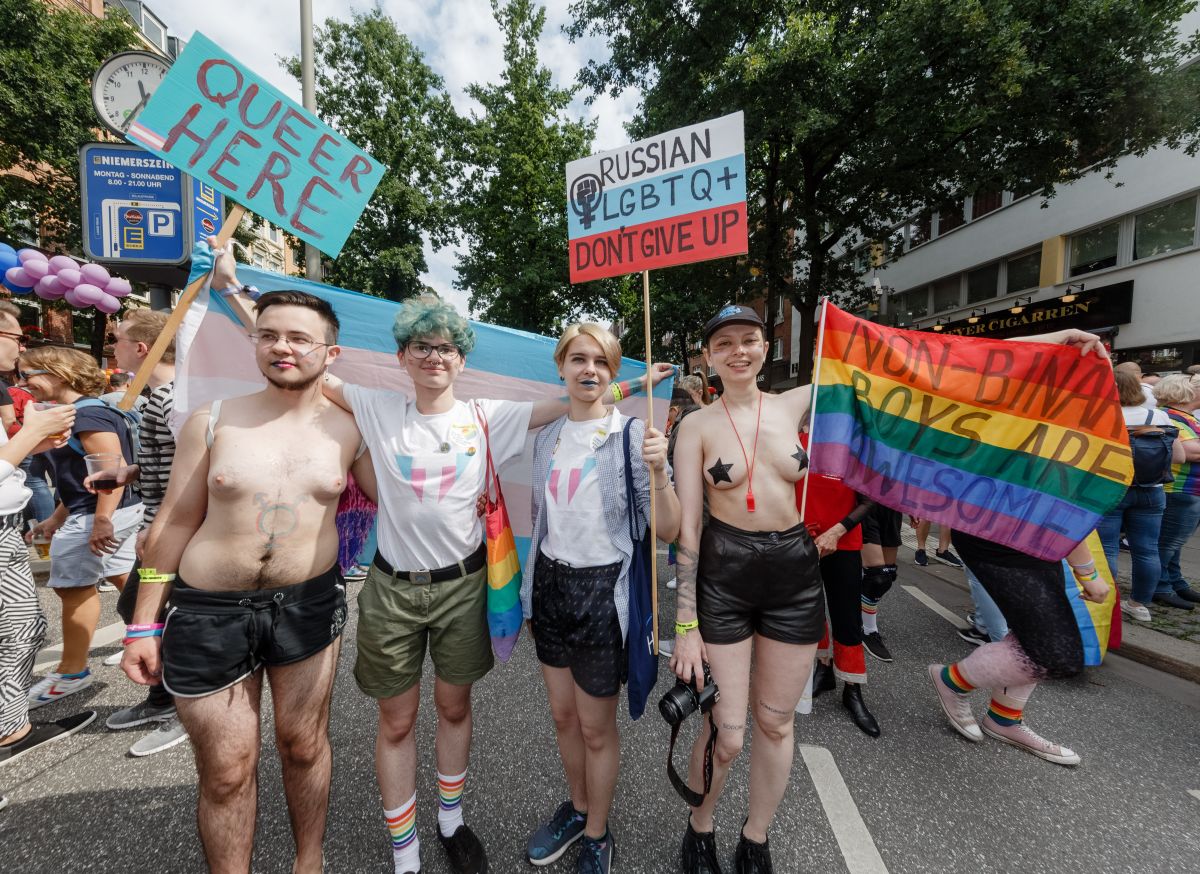 Activistas rusos de la comunidad LGBT se manifiestan por sus derechos.
