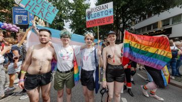 Activistas rusos de la comunidad LGBT se manifiestan por sus derechos.