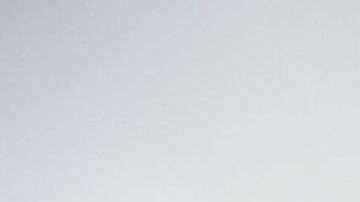 Manifestantes a favor de los derechos LGBT se reúnen frente a la Corte Suprema de EEUU en Washington, DC.