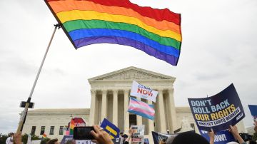 Manifestantes a favor de los derechos LGBT se reúnen frente a la Corte Suprema de EEUU en Washington, DC.
