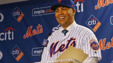 Carlos Beltrán habla durante su introducción al Salón de la Fama de New York Mets.