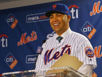 Carlos Beltrán habla durante su introducción al Salón de la Fama de New York Mets.