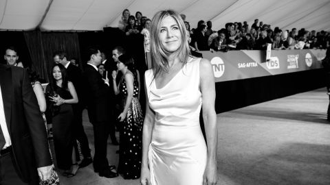 La actriz Jennifer Aniston se encuentra viviendo un duelo tras la partida física de su papá.