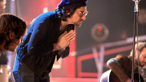 León Larregui manda sus condolencias por el fallecimiento de hermanas quienes cayeron en una coladera camino al concierto de Zoé.