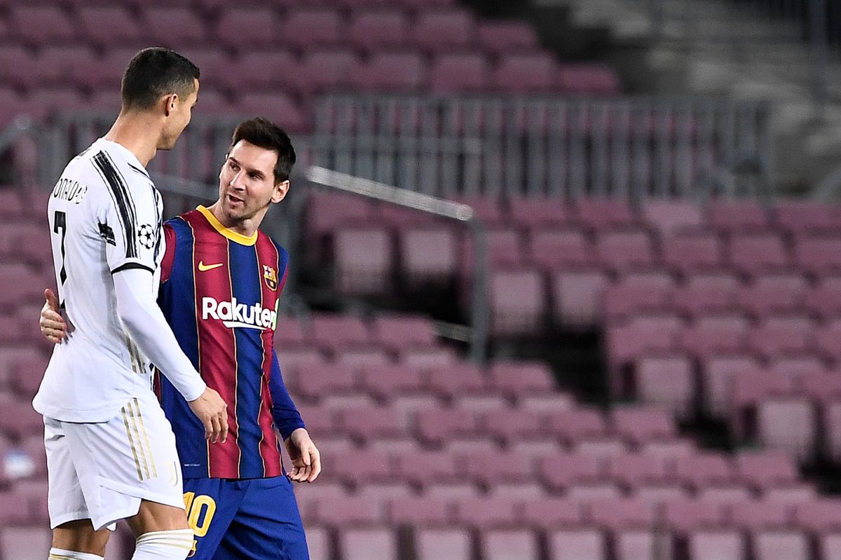 Cristiano Ronaldo y Lionel Messi durante el último partido que disputaron en el 2020 por la UEFA Champions League. CR7 jugaba para la Juventus y La Pulga para el FC Barcelona. 