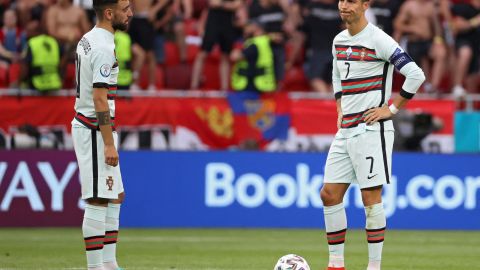 Cristiano Ronaldo (R) y Bruno Fernandes (L) hablan durante un encuentro de la Eurocopa 2020-2021.