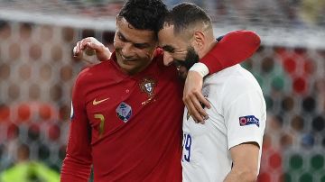 Cristiano Ronaldo (L) y Karim Benzema (R) comparten durante un partido de la Eurocopa 2020-2021.