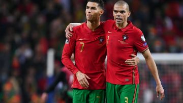 Cristiano Ronaldo comparte con Pepe durante un partido de la selección de Portugal.