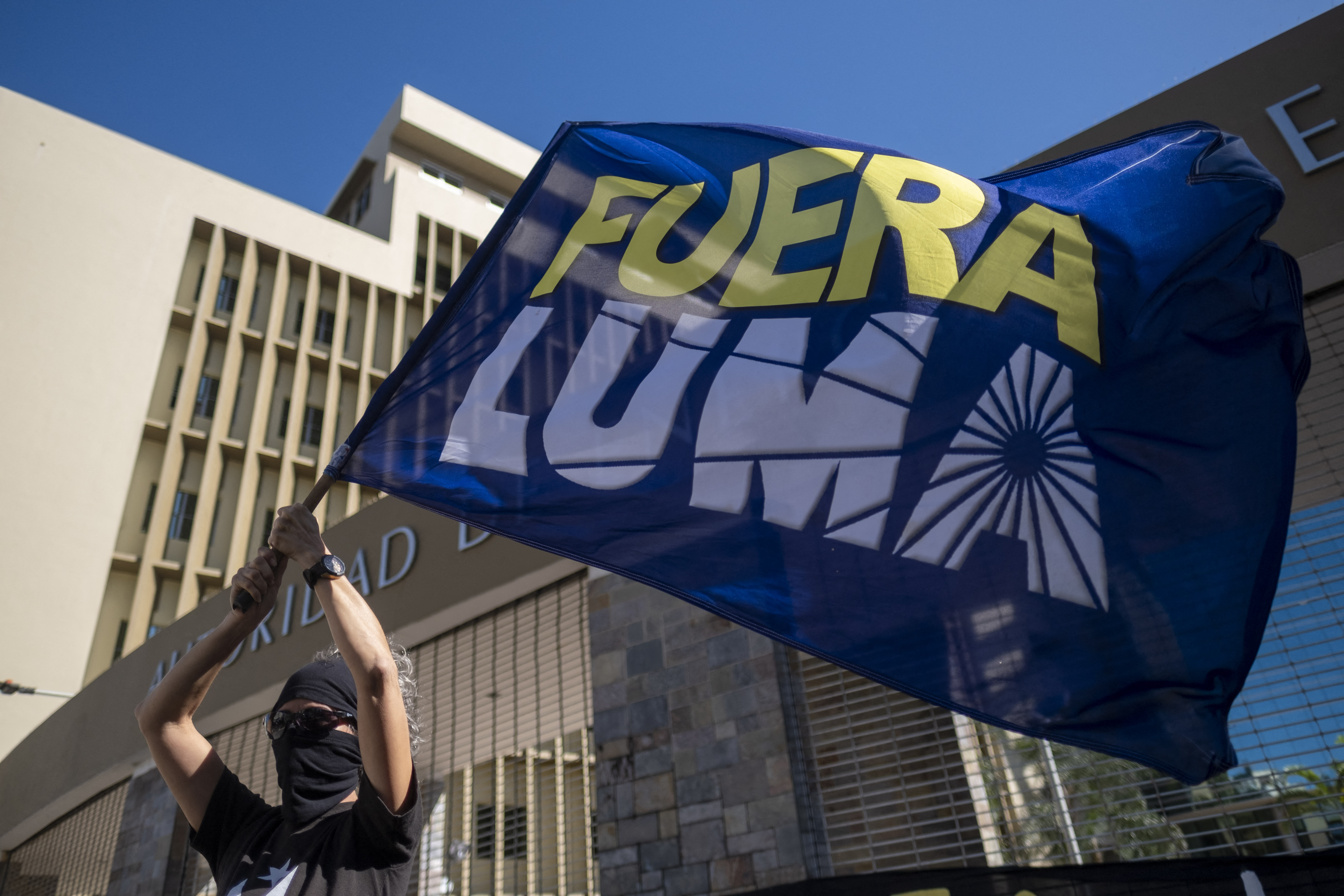 Protests inside and outside Puerto Rico do not stop contract extension to LUMA Energy by the Government that will now pay more to the foreign consortium