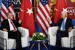 Erdogan y Biden se reúnen tras acusaciones de Turquía a Estados Unidos de apoyar el terrorismo