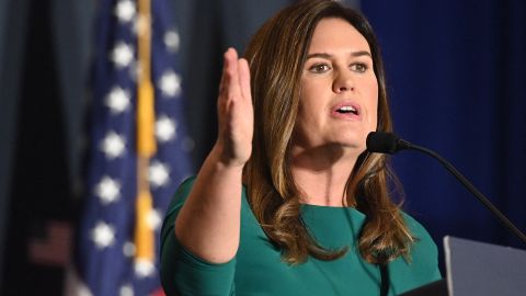 Sanders se convierte en la primera mujer elegida para liderar Arkansas.