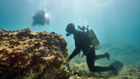 Arqueólogos explorando los túmulos rocosos del lago de Constanza en otoño de 2022.