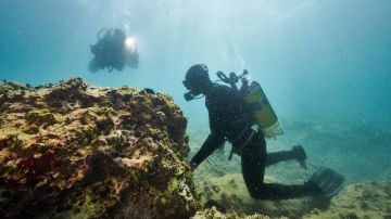 Arqueólogos explorando los túmulos rocosos del lago de Constanza en otoño de 2022.