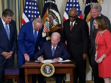 El presidente Biden firmó en agosto la Ley de Reducción de la Inflación.
