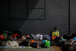 Migrantes venezolanos serán trasladados de un refugio temporal en la capital de Panamá a estación migratoria cerca de la frontera con Costa Rica