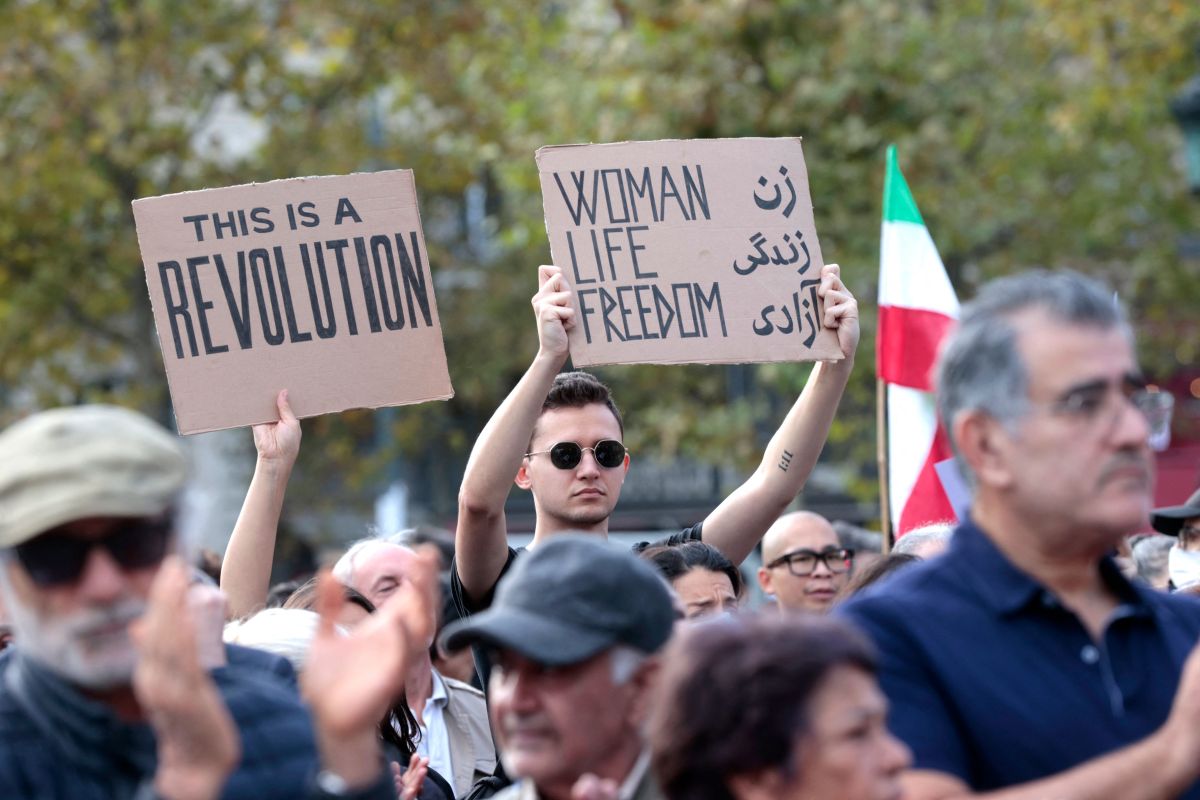 A las protestas por la libertad de la mujeres en Irán también se han sumado hombres.  En la foto, una manifestación en la Plaza de la República en París, Francia.  