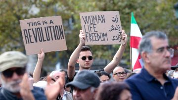 Protesta en Francia contra represión de mujeres en Irán