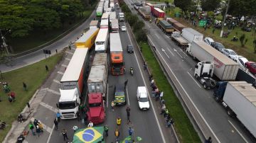 Reportan 267 bloqueos de carreteras en todo Brasil.