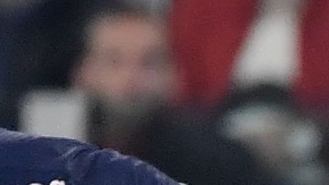 Federico Chiesa (C) controla el balón frente a la defensa del PSG.