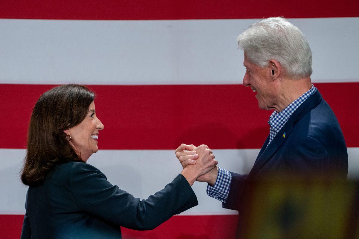 En su discurso, Clinton ridiculizó el tema de la campaña contra el crimen de Zeldin.