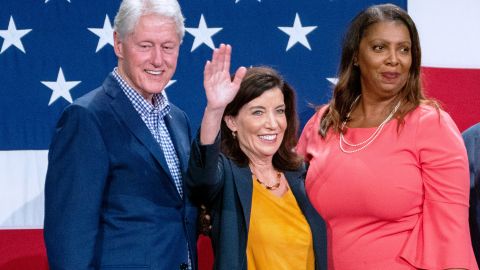 El ex presidente Bill Clinton en acto de campaña de Hochul y James, 5 de noviembre 2022.