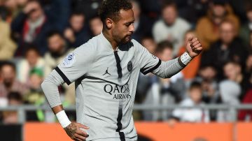 Neymar celebra luego de marcar el primer gol del partido ante el Lorient.
