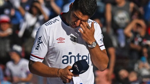 Luis Suárez se emociona durante su discurso de despedida de Nacional de Montevideo.